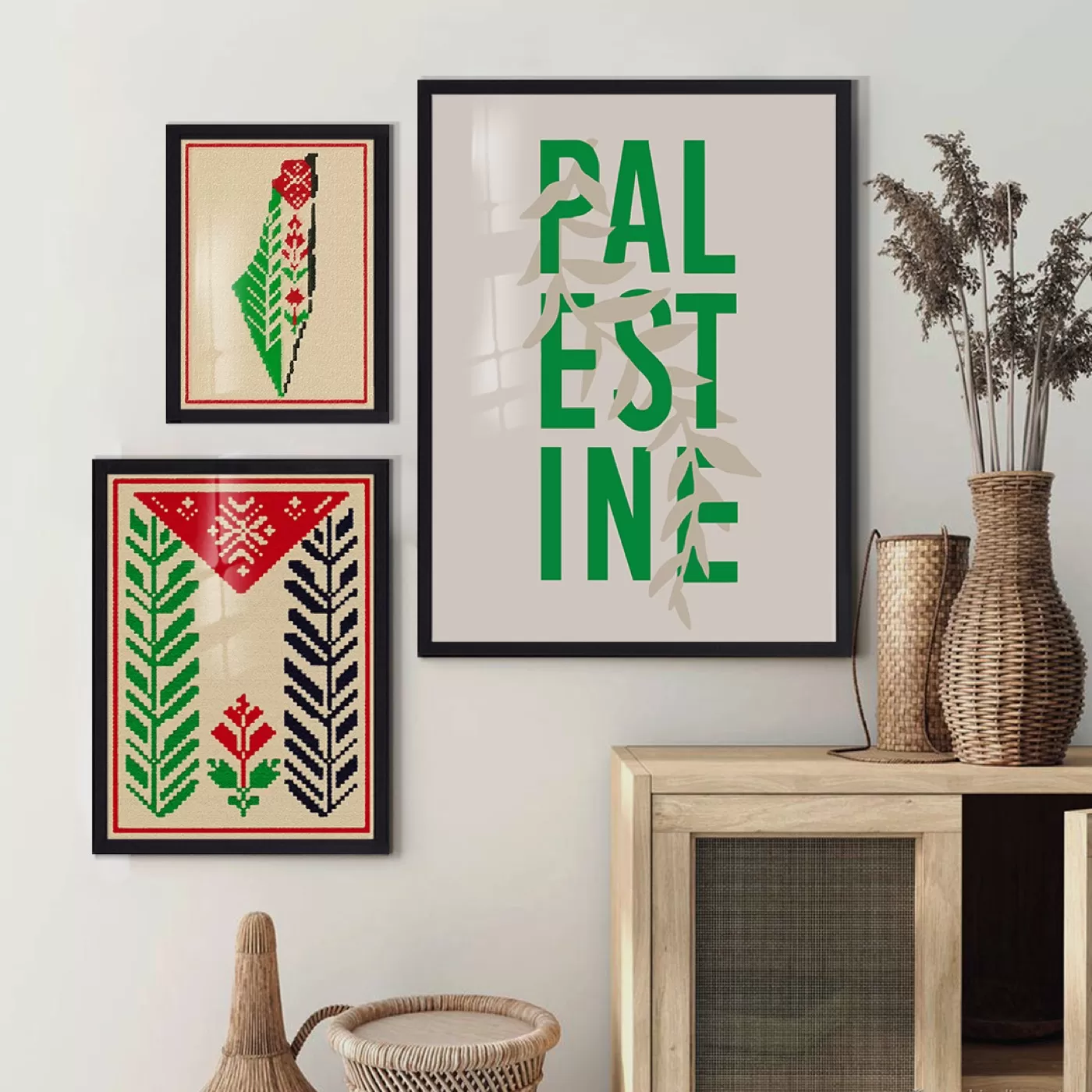 Accueil — Tableau décoratif en Tunisie | DesignTab Composition murale de 3 tableaux décoratifs assortis, cadre noir coordonné, accrochés en mur galerie